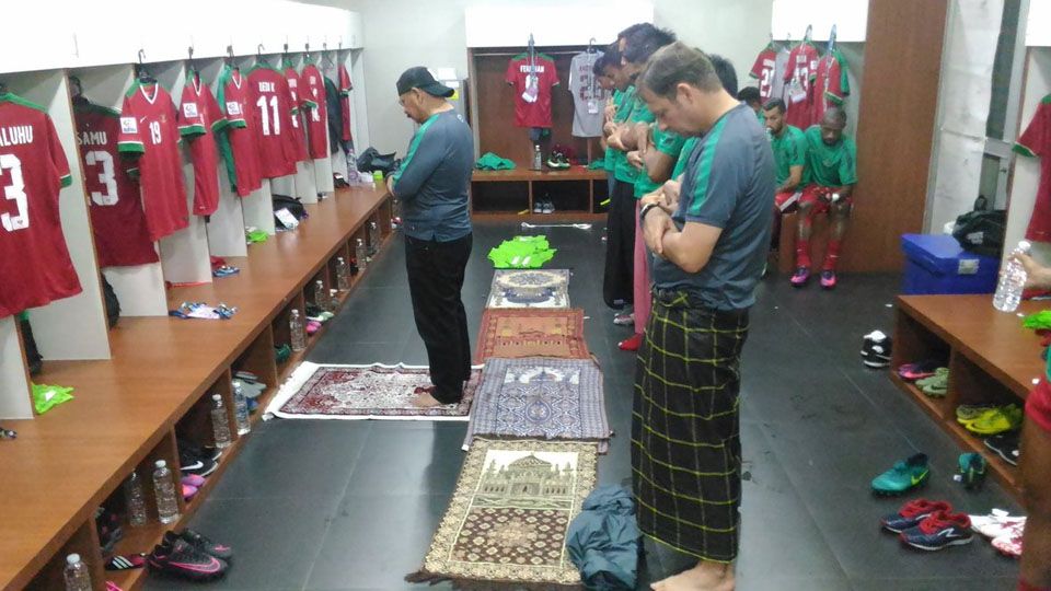 Pemain Timnas Indonesia Sholat Maghrib di ruang ganti Stadion Rajamangala sebelum lakukan pemanasan. Copyright: &copy; PSSI - FAI